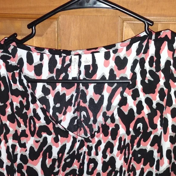V neck peach,gray, black and white design top size Large - Picture 3 of 10